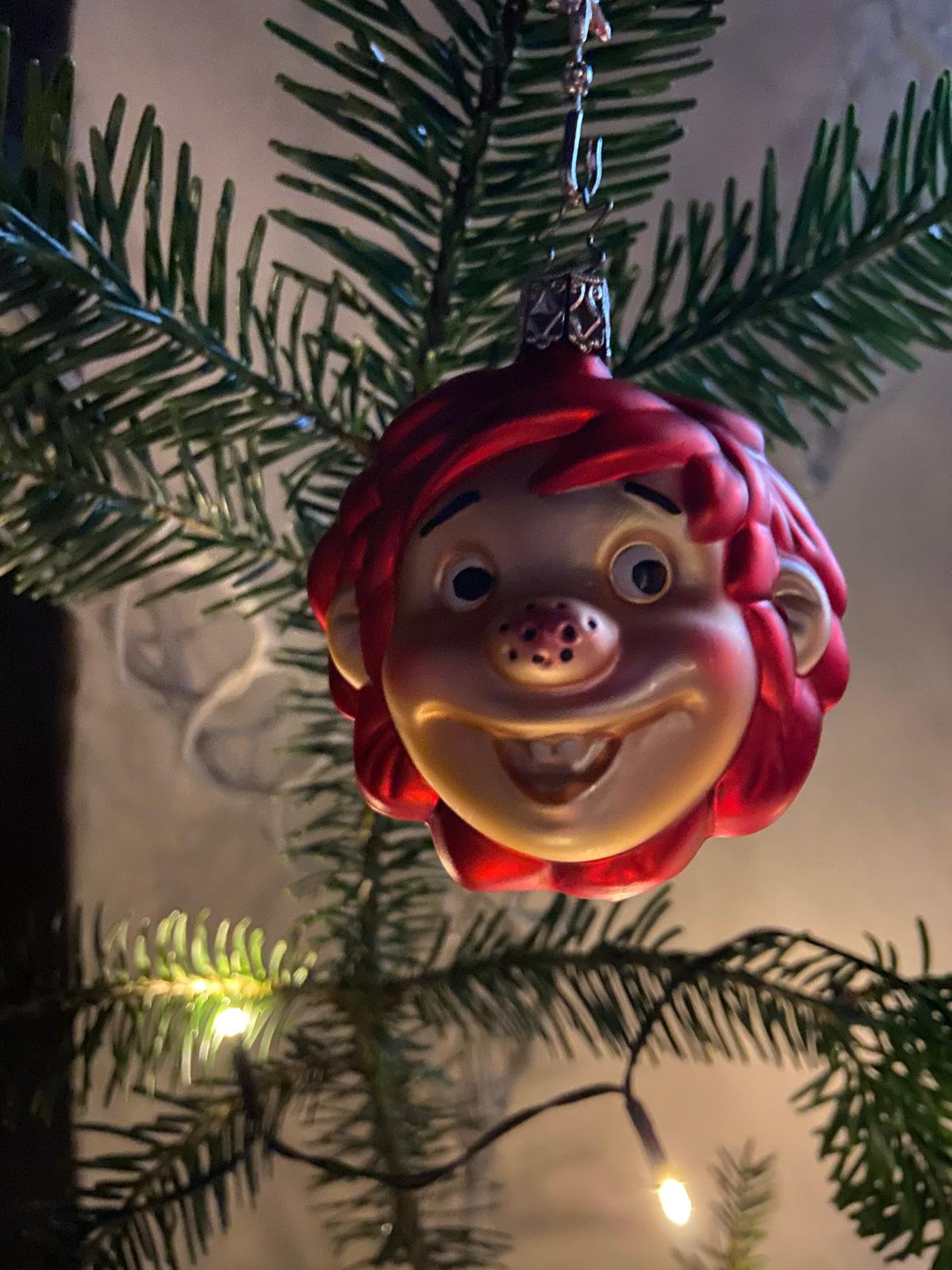 Tanennzweige mit Pumuckl Weihnachtskugeln