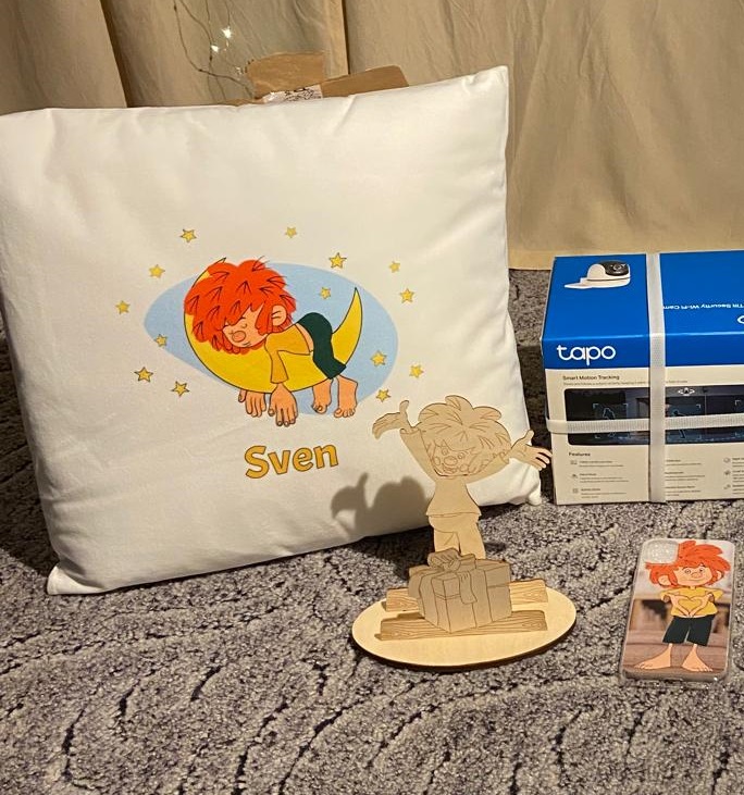 Kissen mit Motiv Pumuckl schlafend auf einem Mond und dem Namen Sven, Pumuckl Holz Steckmotiv mit Geschenk und Handyhülle mit Pumuckl, Karton mit Überwachungskamera